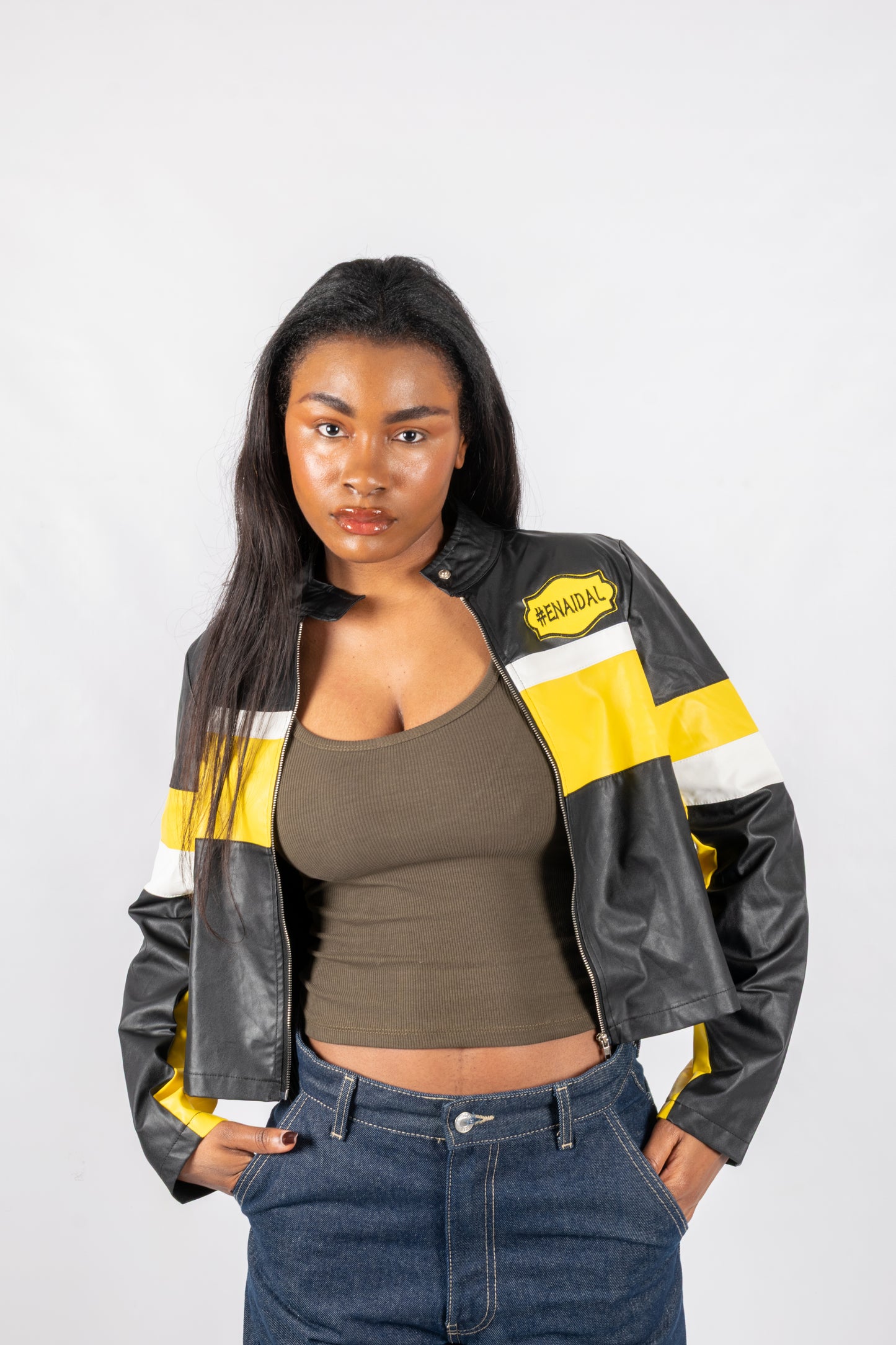 Chaqueta Corta para Mujer con
Cuello Alto