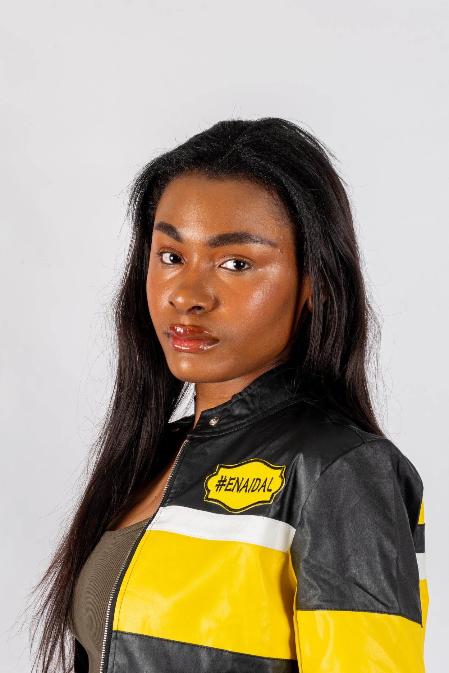 Chaqueta Corta para Mujer con
Cuello Alto