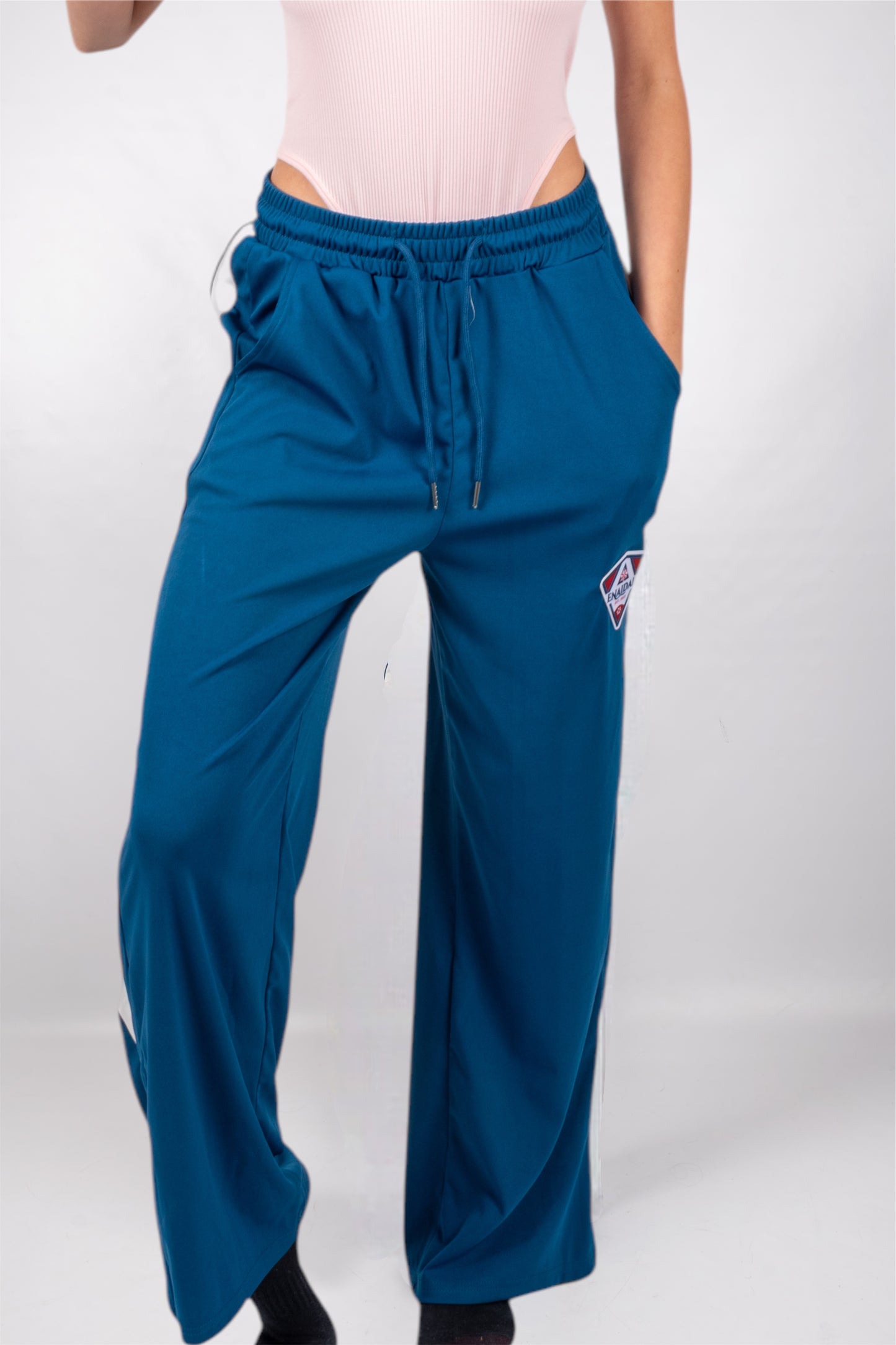 Pantalones de Mujer con Rayas Laterales y Cordón – Estilo Casual