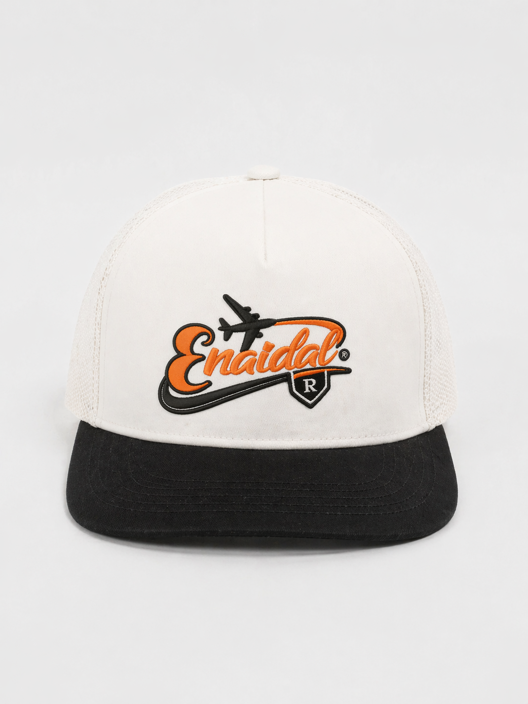 Gorra Trucker Blanca y Negra con Logo Frontal – Diseño Urbano Moderno