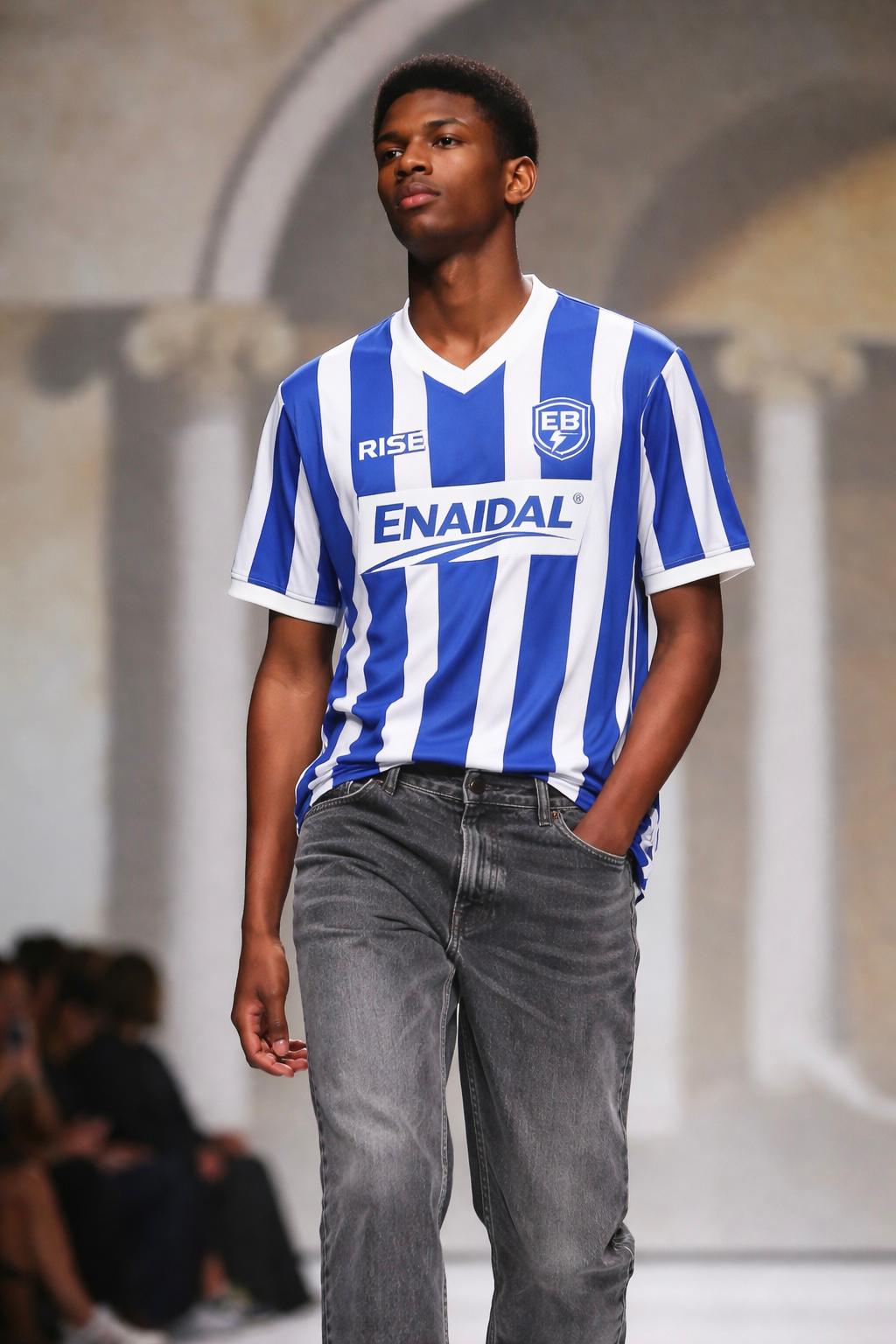 Camiseta Urban Pulse: Retro Sport Reloaded