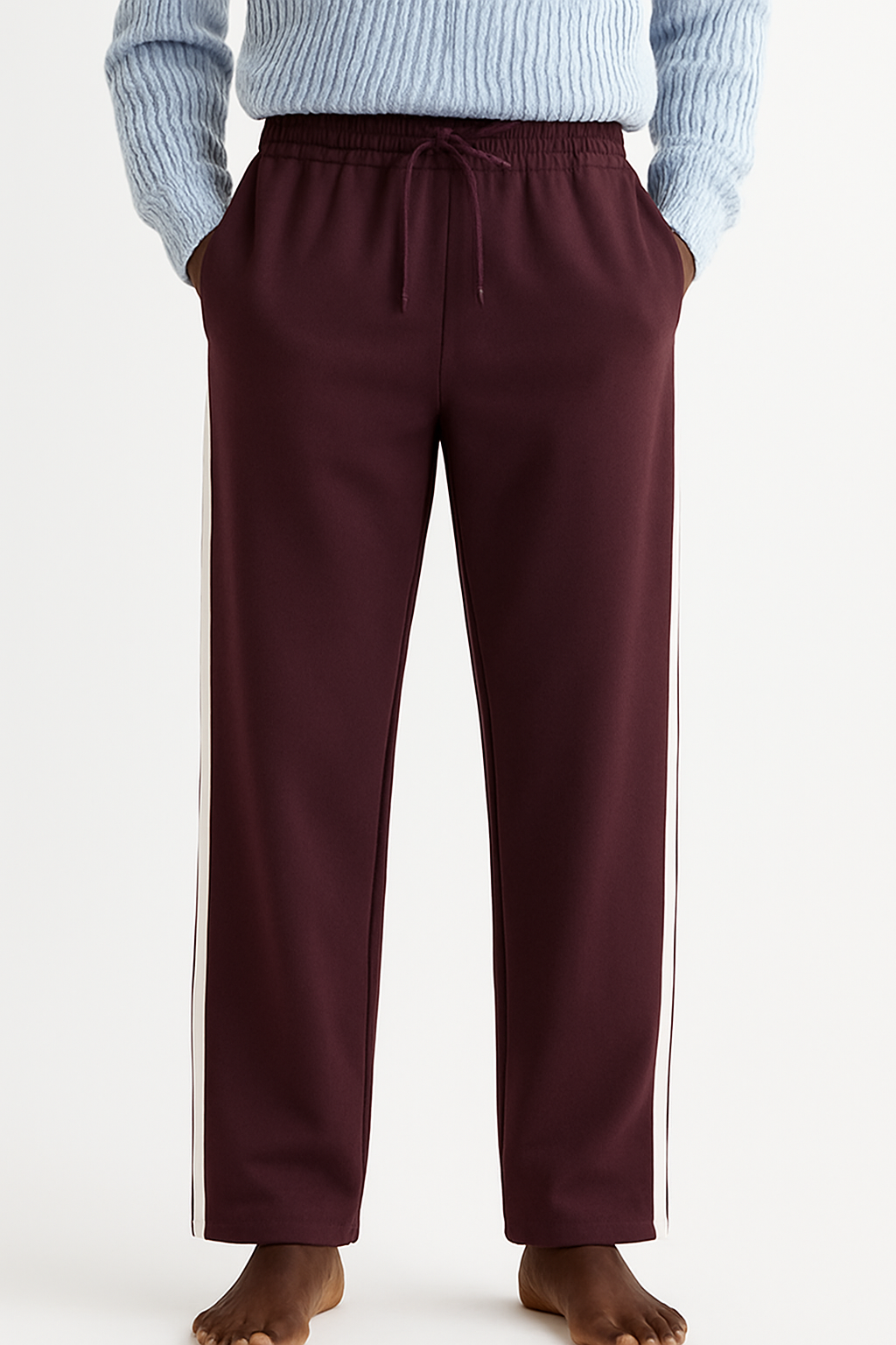 Pantalón Deportivo Burdeos con Franjas Laterales Blancas – Wide Leg Comfort