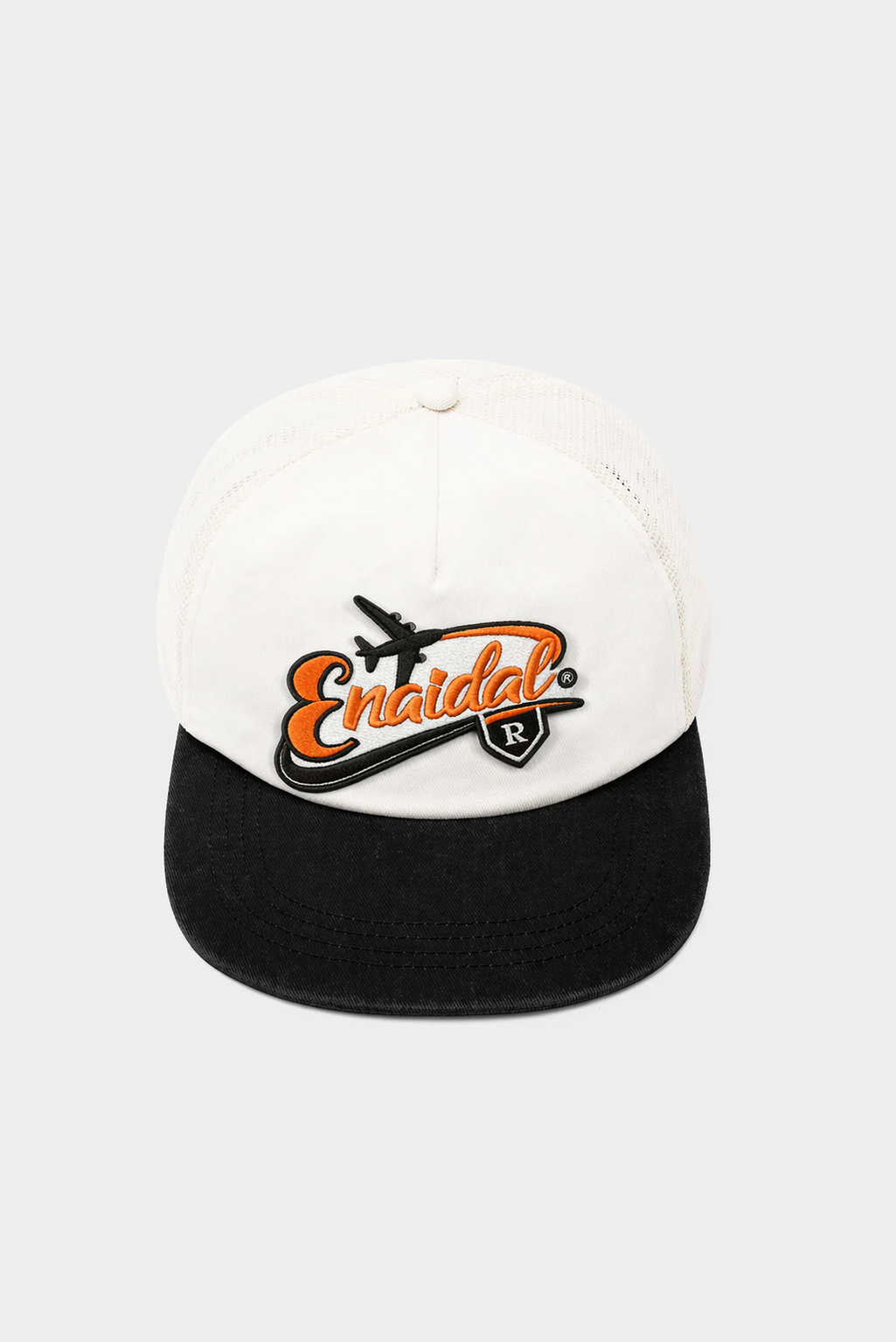 Gorra Trucker Blanca y Negra con Logo Frontal – Diseño Urbano Moderno