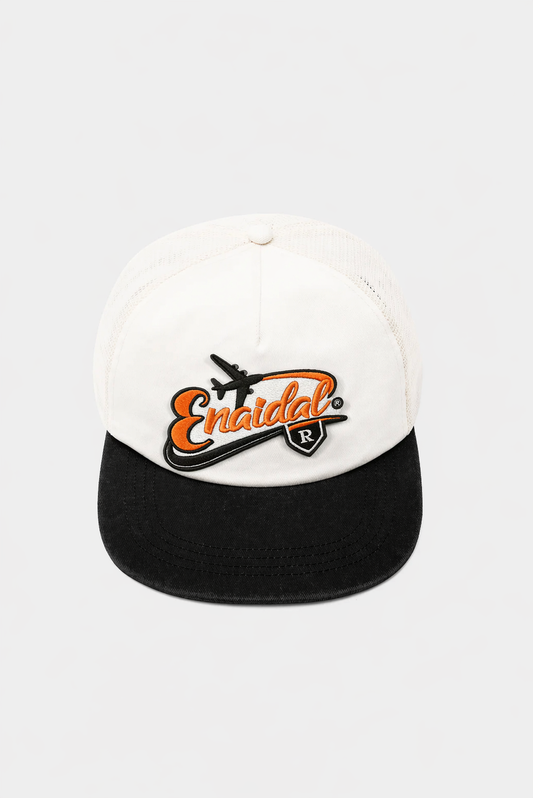 Gorra Trucker Blanca y Negra con Logo Frontal – Diseño Urbano Moderno
