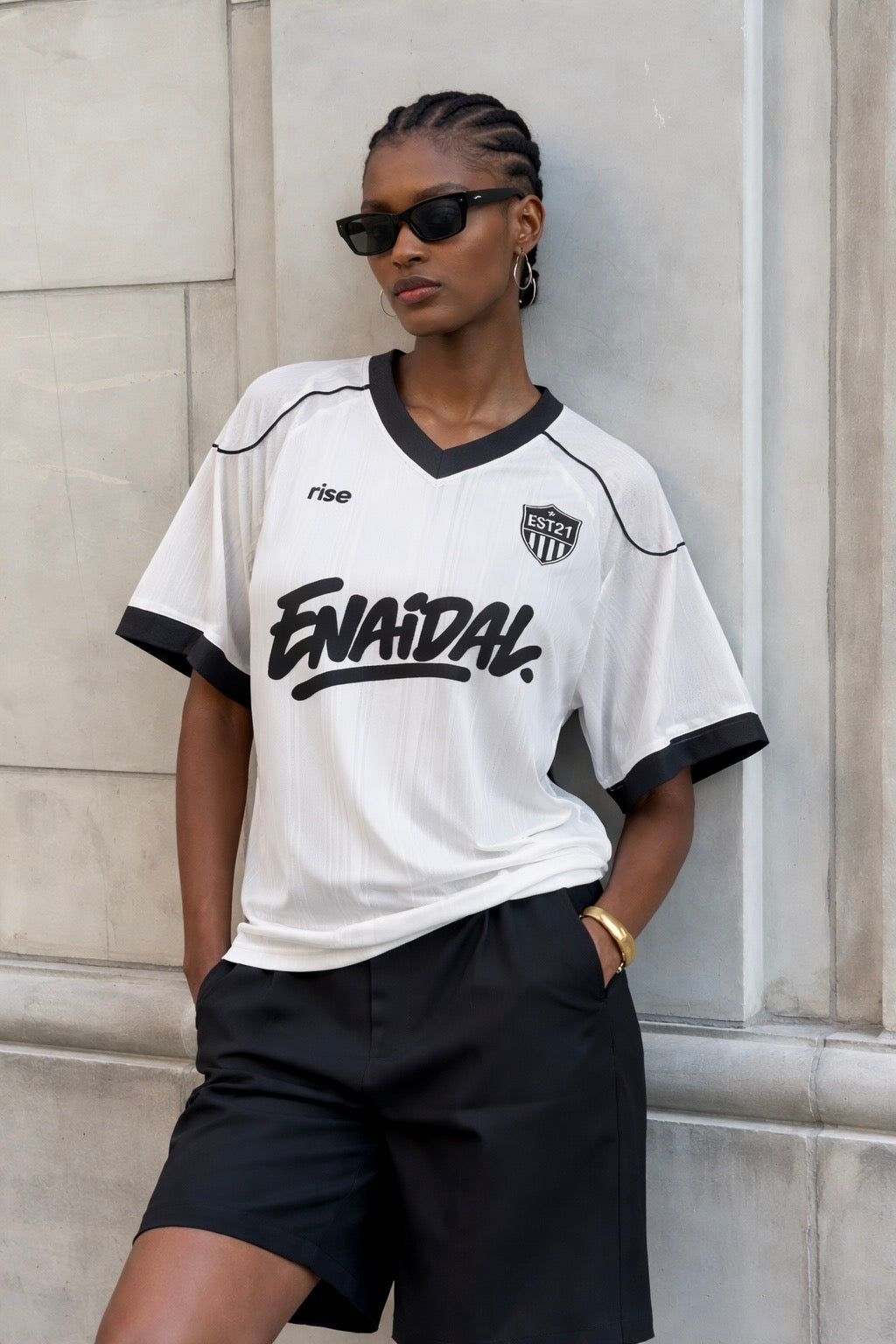 Camiseta deportiva oversized con logo gráfico
