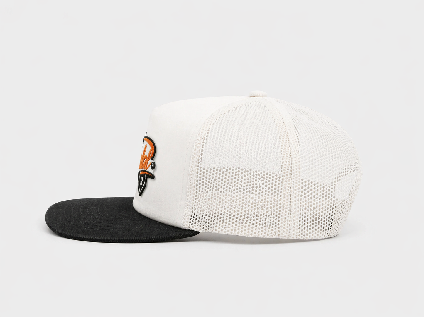 Gorra Trucker Blanca y Negra con Logo Frontal – Diseño Urbano Moderno