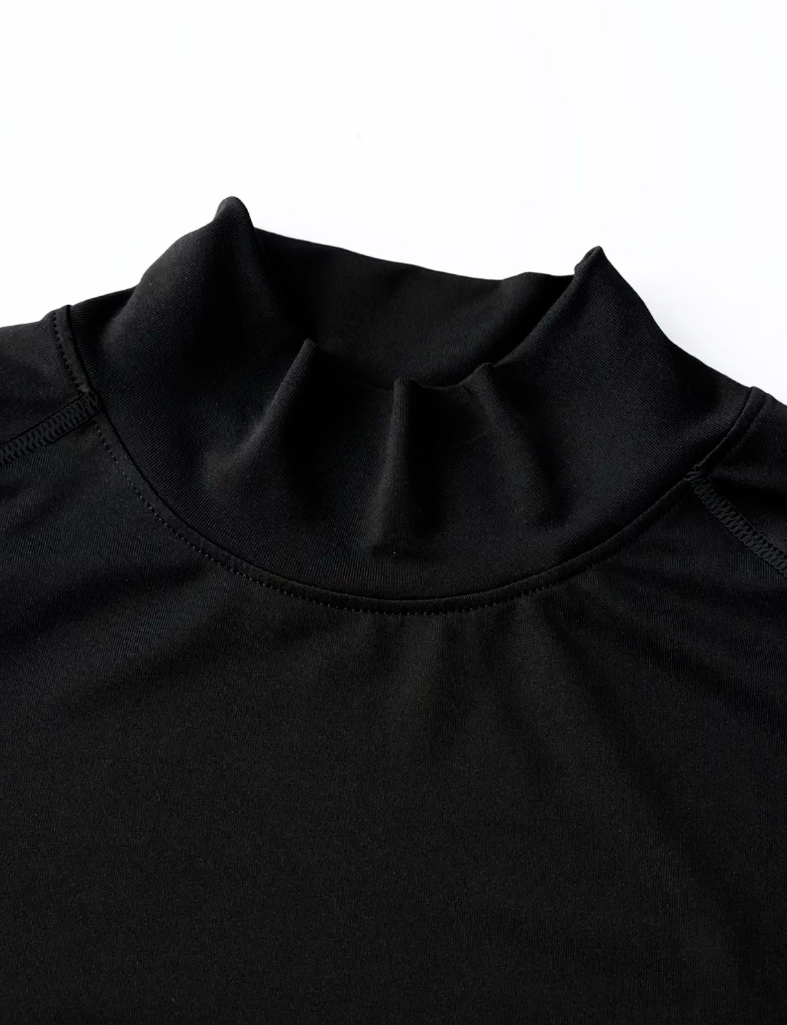 Camiseta deportiva hombre cuello alto – Transpirable y elástica
